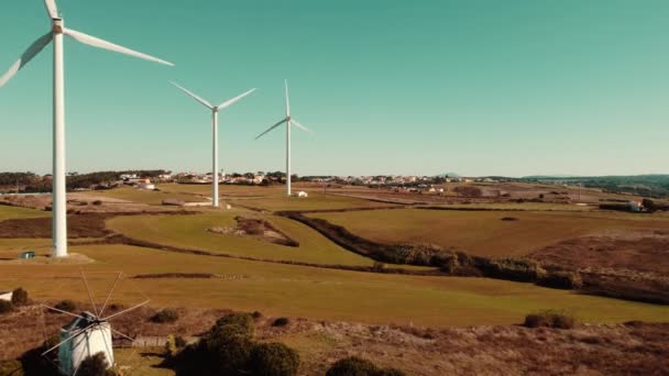 位于葡萄牙埃里切拉美丽绿地的三座不结盟风力涡轮机 — 图库视频影像