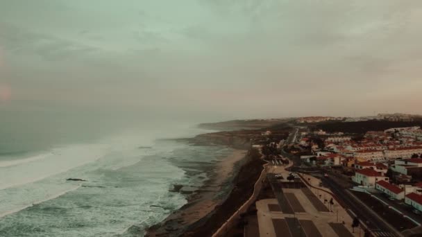 Keskin Kayalıkların Altında Sebastio Fevkalade Kıyısına Büyük Dalgalar Düştü Ericeira — Stok video