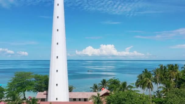 Cámara Aérea Panorámica Faro Blanco Belitung Indonesia Con Hermosa Agua — Vídeo de stock