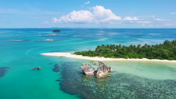 Paisaje Aéreo Isla Tropical Remotas Aguas Turquesas Belitung Indonesia — Vídeos de Stock
