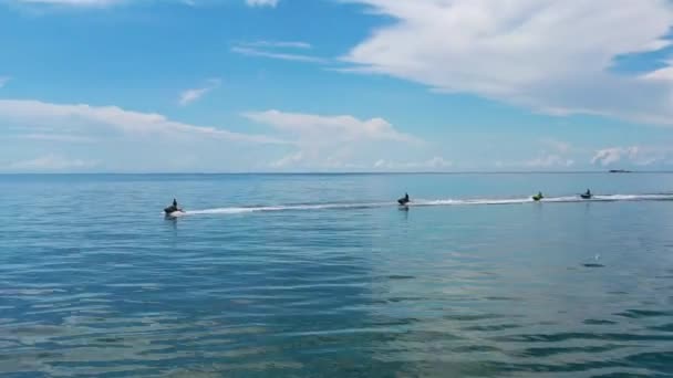 Güneşli Yaz Gününde Mavi Tropikal Sularda Yüzen Dört Turist Jet — Stok video