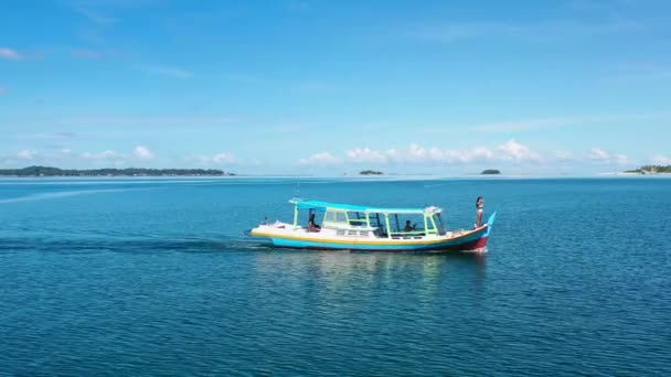 Güneşli Yaz Gününde Belitung Endonezya Nın Tropikal Sularında Teknenin Pruvasında — Stok video