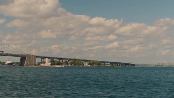 夏の日水の中でFdnyボートとブロンクスNycを見て — ストック動画