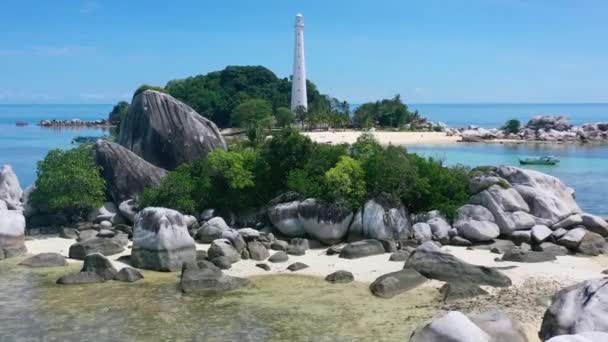 Antenn Panoramautsikt Över Lengkuas Belitung Indonesien Med Vacker Vit Fyr — Stockvideo