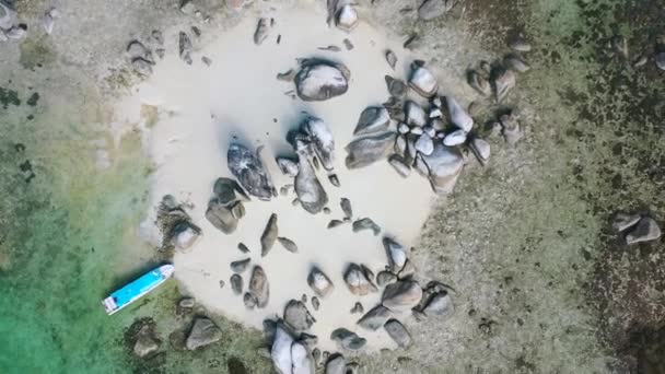 Belitung Indonesiaの熱帯白い砂浜の空中トップダウン — ストック動画