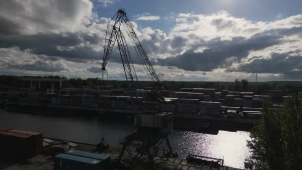 Nagyobb Daru Ömlesztett Anyagok Rakodásához Kikötőben Melnik Cseh Köztársaság — Stock videók