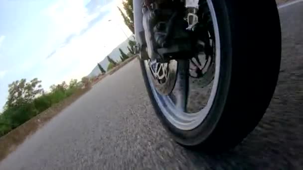 Vedeți Anvelopa Frontală Motocicletei Rulând Rapid Viraj Imagini Low Unghi — Videoclip de stoc