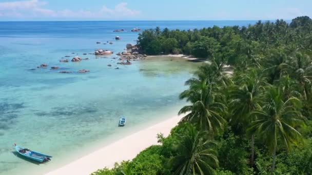 Antenn Lång Vit Sandstrand Tropisk Solig Sommardag Belitung Indonesien — Stockvideo