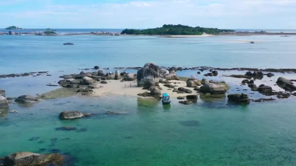 Antena Ilha Rochosa Remota Águas Tropicais Indonésia Belitung — Vídeo de Stock