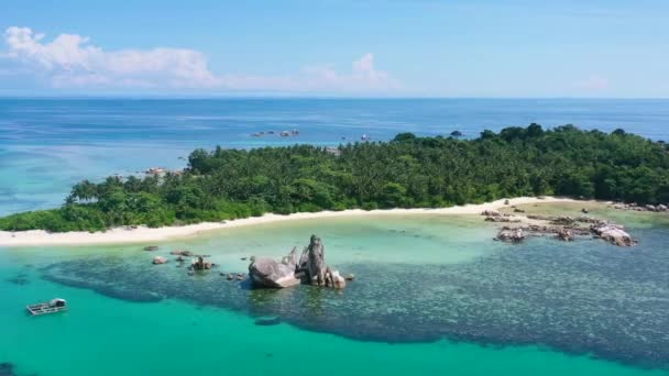 Aérea Costa Rocosa Isla Tropical Remota Agua Turquesa Belitung Indonesia — Vídeos de Stock