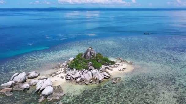 热带水域中带岩石海滩的偏远岛屿的空中飞行 — 图库视频影像
