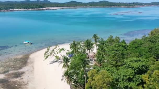 Letecká Loď Kotvící Tyrkysové Vodě Tropické Pláži Bílého Písku Belitung — Stock video