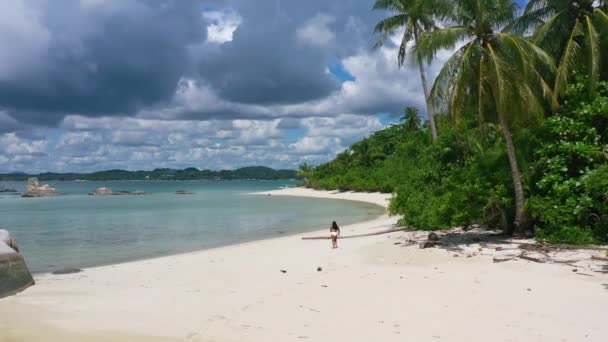 Κεραία Της Νεαρής Ασιάτισσας Που Τρέχει Άδεια Παραλία Λευκή Άμμο — Αρχείο Βίντεο