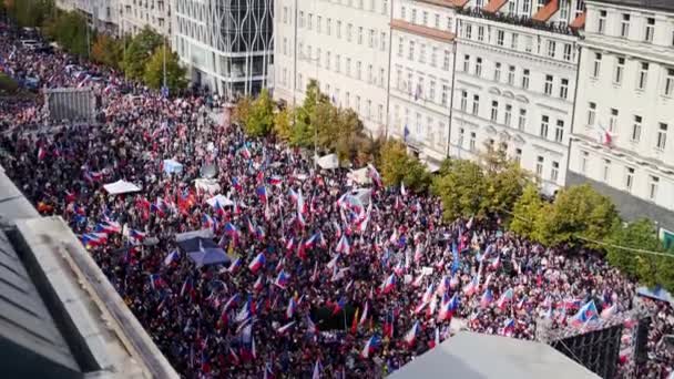 プラハのヴァーツラフ広場でチェコ国旗に抗議する大群衆 — ストック動画