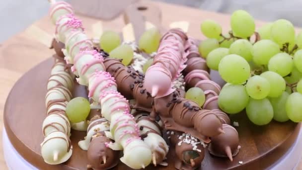 Raisins Sur Bâtonnets Recouverts Chocolat Chocolat Blanc Avec Saupoudrer Sur — Video