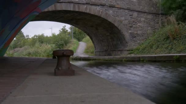 アイルランドの昼間にダブリン大運河の小さな橋の下を流れる川 タイムラプス — ストック動画