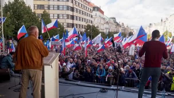 Speaker Agiteren Het Podium Voor Menigte Demonstratie Praag — Stockvideo