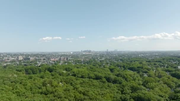 Aereo Che Vola Sopra Boschi Tracciando Skyline Boston Lontananza — Video Stock