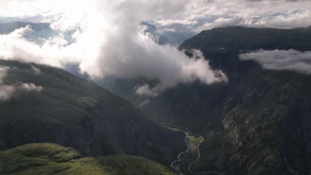 Высокие Белые Облака Медленно Движутся Извилистой Дороге Реке Долине Между — стоковое видео