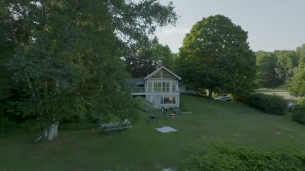 スムーズな空中から押し出すニューハンプシャーの家 水辺を夢見て — ストック動画