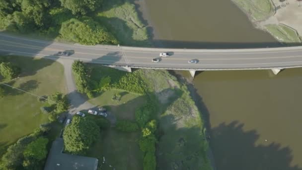在新英格兰夏季 飞机在大楼上空坠落 在桥上穿越交通 — 图库视频影像