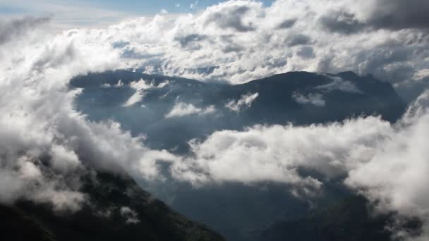 Nuvens Brancas Lentamente Movem Enrolam Sobre Montanhas Das Montanhas Hardangervidda — Vídeo de Stock