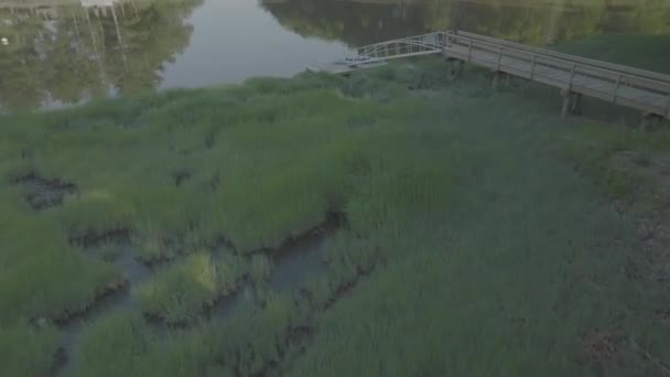 Drohnenschuss Richtung Dock Mit Kajak Und Fluss Ufer Von New — Stockvideo