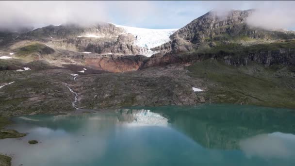 Bulutlu Bir Sabahta Bir Hardangerous Jokulen Buzulunun Kırılma Görüntüsüyle Buzul — Stok video