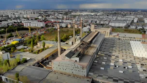 煙と煙突 工業用パイプ 都市の発電所は蒸気 大気汚染で炎を上げる ルーマニアのブカレスト — ストック動画