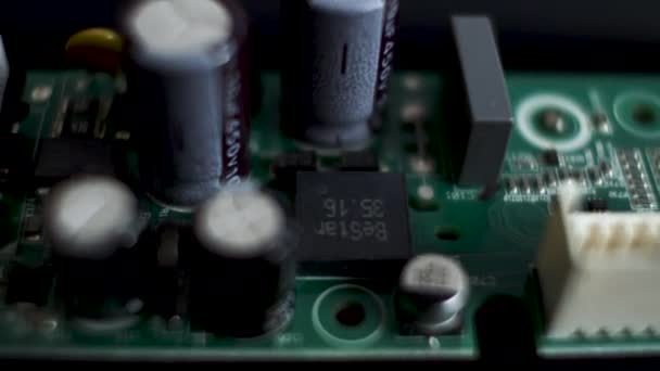 Makro Pohled Radiálních Elektrolytických Kondenzátorů Namontovaných Dps Dolly Vlevo — Stock video