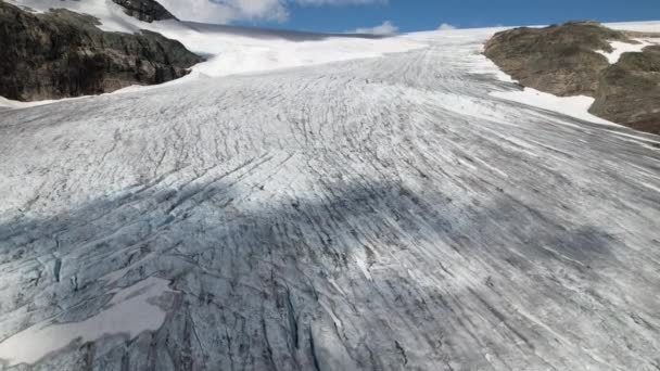 Wolken Ziehen Über Den Hardangerjokulen Gletscher Norwegen Drohnenschuss — Stockvideo