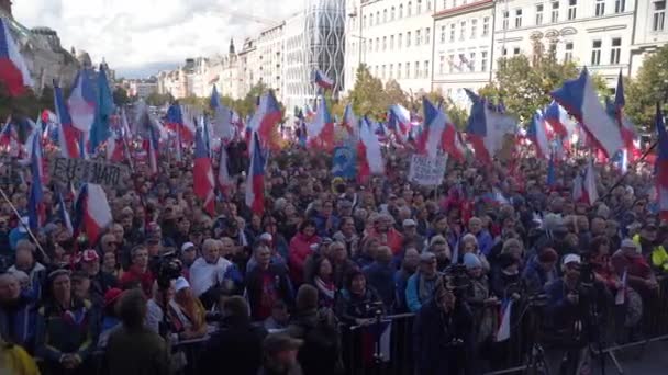 布拉格文采拉斯广场抗议欧盟的民族主义人群 — 图库视频影像