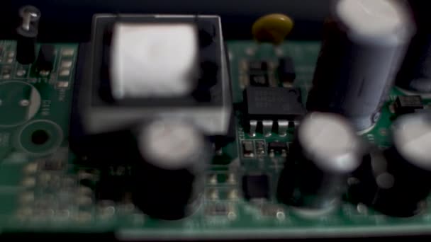Makro Pohled Radiálních Elektrolytických Kondenzátorů Namontovaných Dps Dolly Vpravo — Stock video