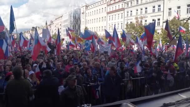 Czech Bayraklarıyla Kalabalık Alkışlıyor Tezahürat Yapıyor Prag — Stok video