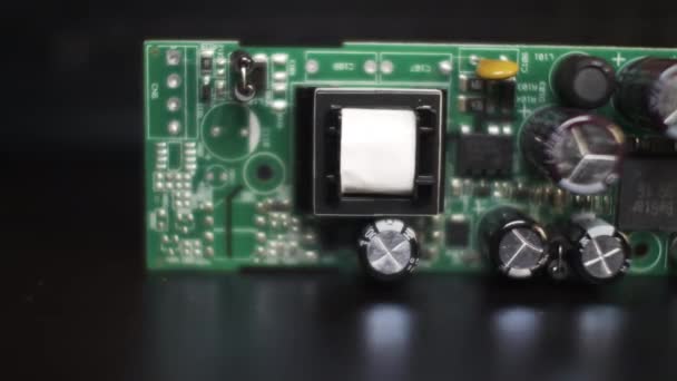 Vista Macro Condensadores Electrolíticos Radiales Montados Pcb Despacio Dolly Derecha — Vídeo de stock