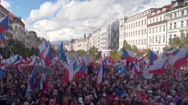 Avrupa Karşıtı Milliyetçi Kalabalık Czech Bayraklarıyla Gösteri Yapıyor Prag — Stok video