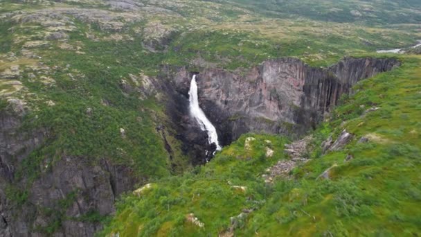 Drohne Zeigt Sommer Den Valursfossen Wasserfall Hardangervidda Nationalpark Mit Grüner — Stockvideo