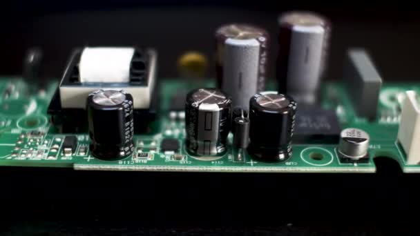 Vista Perto Dos Capacitores Eletrolíticos Radiais Montados Pcb Devagar Dolly — Vídeo de Stock
