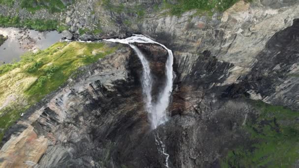 大量的水落在欧洲最大的瀑布之一弗林森 Vringsfossen 位于挪威自然侵蚀的山墙之间 自上而下无人飞机升空射击 — 图库视频影像