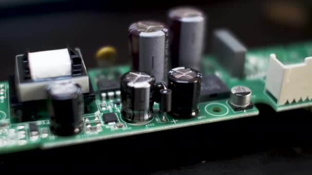 Vista Perto Dos Capacitores Eletrolíticos Radiais Montados Pcb Lento Dolly — Vídeo de Stock