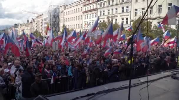 チェコの国旗を舞台下にした民族主義者の群衆を示すプラハ — ストック動画