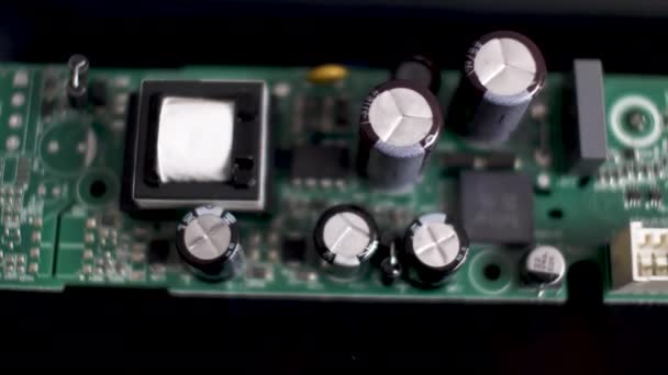 Vista Aérea Macro Condensadores Electrolíticos Radiales Montados Pcb Dolly Right — Vídeos de Stock