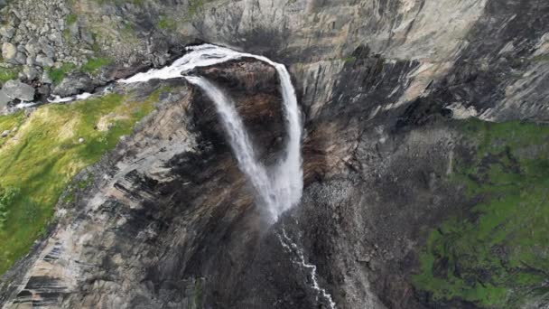 Norveç Teki Bir Dağın Yüksek Kayalarından Düşen Şelale Bir Dron — Stok video