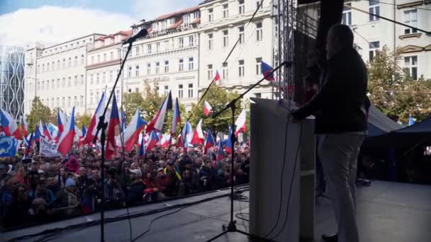 Kerumunan Dengan Bendera Czech Mendengarkan Pembicara Pada Demonstrasi Praha — Stok Video