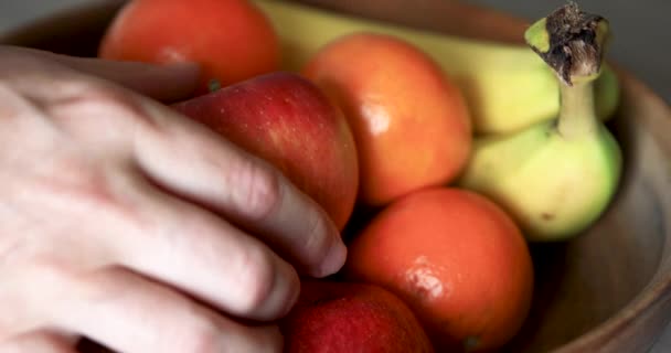 Χέρι Λαμβάνοντας Φρέσκο Μήλο Από Φρούτα Μπολ Και Την Επιστροφή — Αρχείο Βίντεο