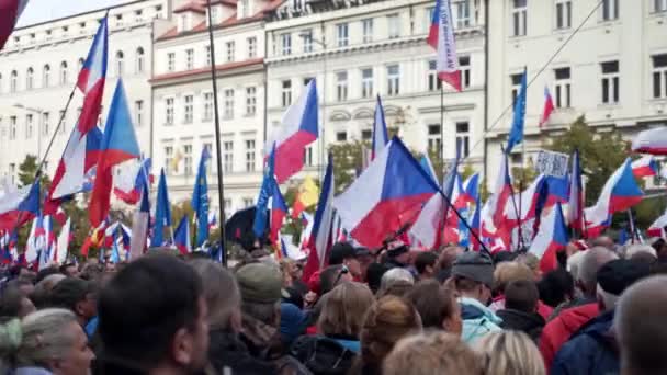 Pierwszy Widok Osoby Demonstrującej Tłum Czeskimi Flagami Pradze — Wideo stockowe