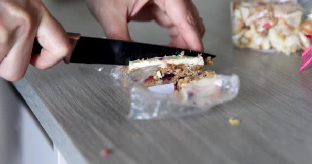 Chef Cortando Una Rebanada Pastel Con Cuchillo Negro Afilado Mostrador — Vídeo de stock