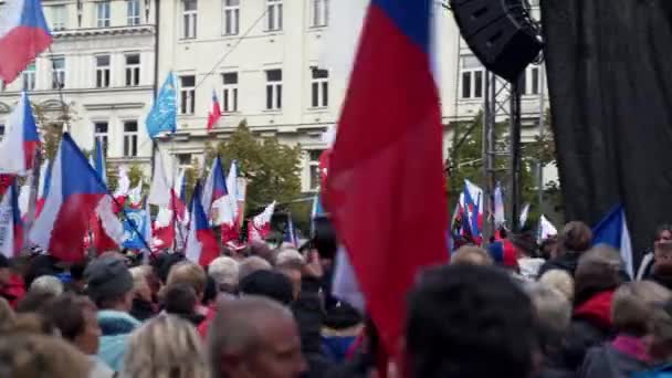 在捷克布拉格的示威人群中第一眼看到 — 图库视频影像