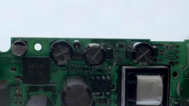 Vue Rapprochée Des Condensateurs Électrolytiques Radiaux Montés Sur Circuit Imprimé — Video