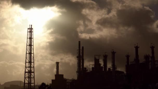 Tiro Industrial Refinaria Petróleo Nuvens Movimento Fundo — Vídeo de Stock
